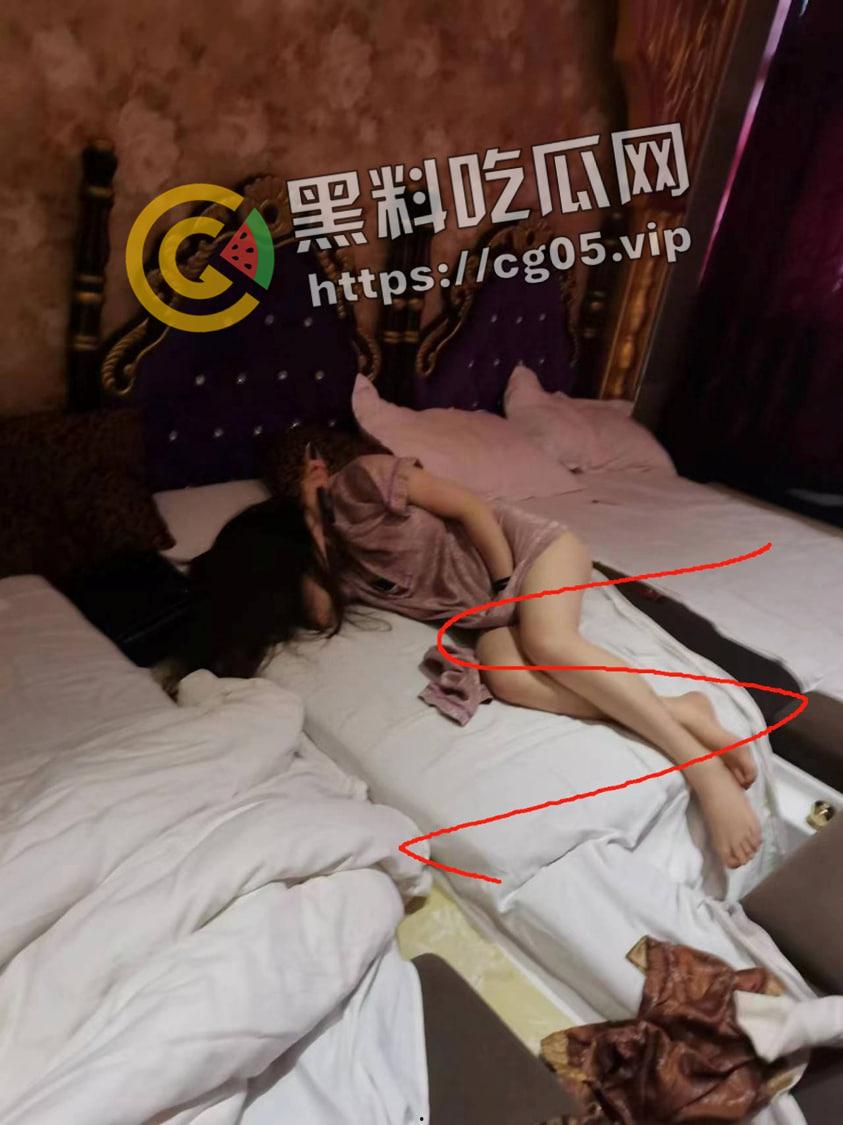 奇葩捉奸！狗男女足浴店内偷情还带俩娃 这就是破鞋的家庭教育吗 捉奸现场流出