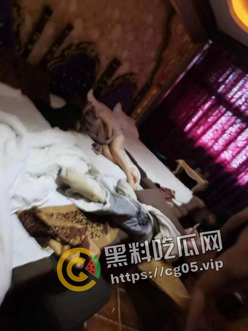 奇葩捉奸！狗男女足浴店内偷情还带俩娃 这就是破鞋的家庭教育吗 捉奸现场流出-2