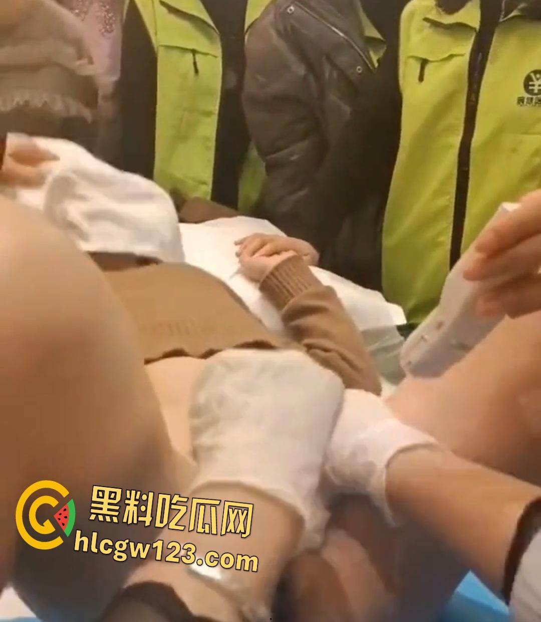 美容院女性骚逼保养露出教学!现场学员发出喘叫声!老师说relax水更多!-3