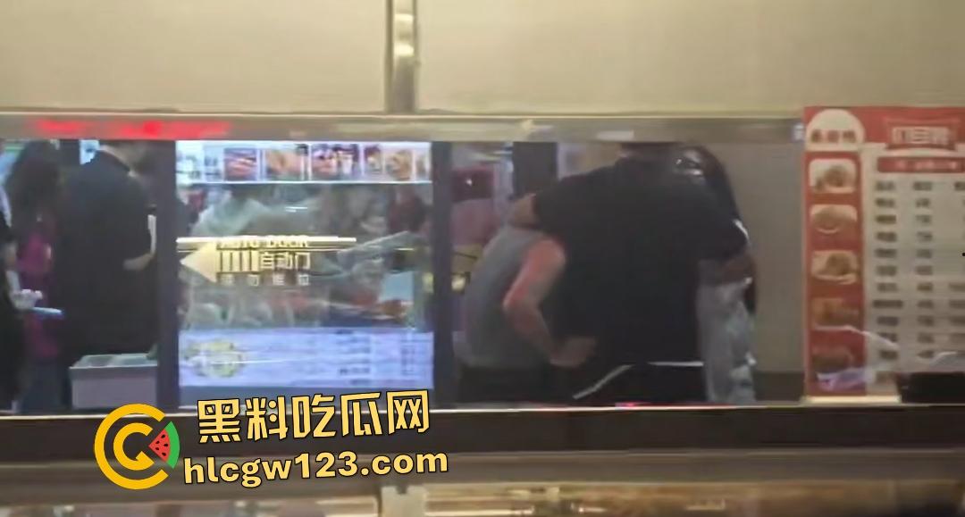 35岁渣男吃货店被A8富婆老婆抓奸！白裙怒撕灰裙小三，小伙子给你机会不中用呀！