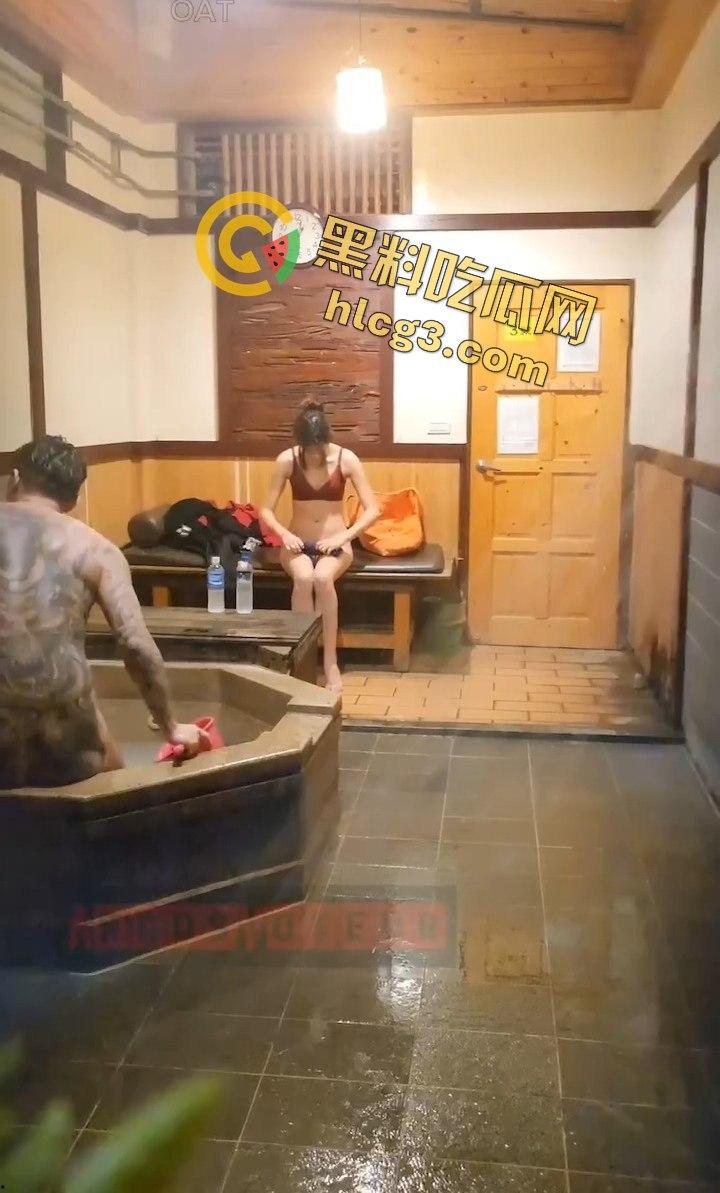 台湾私人温泉旅馆大尺度泄密!情侣洗澡疯狂打炮,俩大奶少妇在一旁调情摸奶!-3