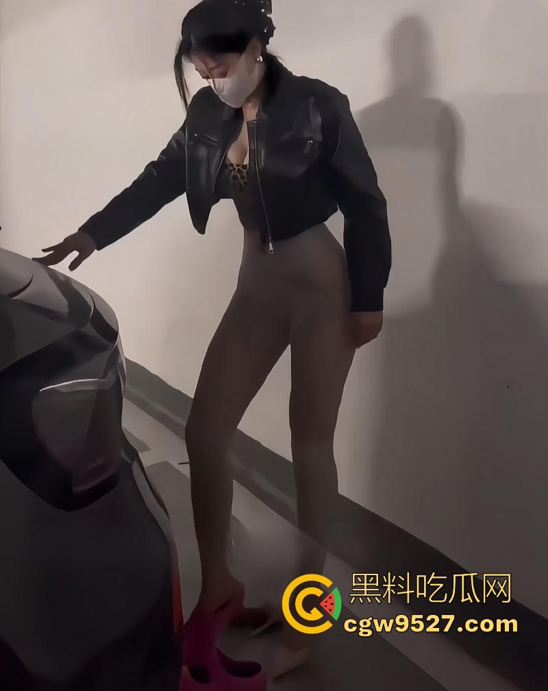 海角乱伦，骚母狗妈妈淫态撩人 浪逼被狂操喷汁，淫水喷得满床都是，浪叫得嗓子都哑了！