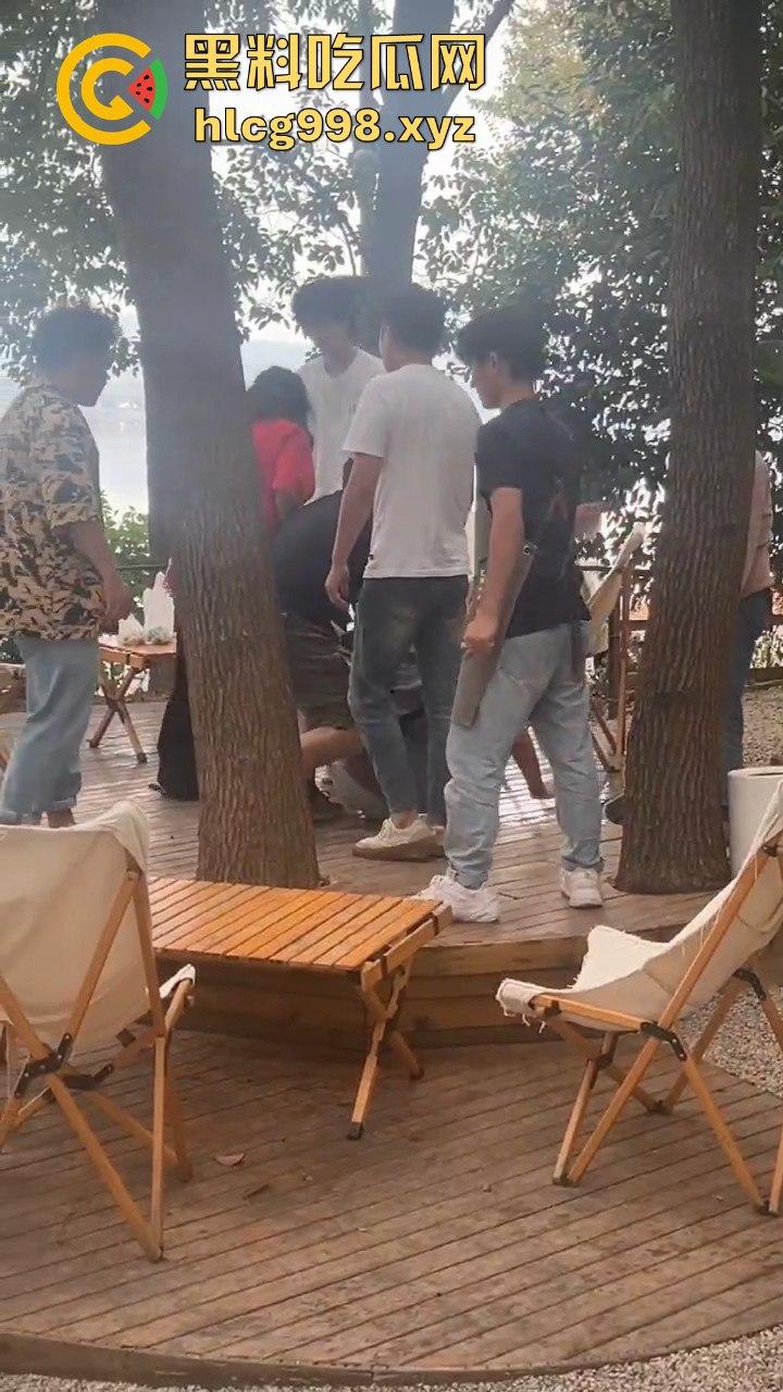 武汉狂躁男东湖发疯,打黑衣男打成筛子,女生鞋子手机丢湖里,差点逼得她跳水自尽!-4
