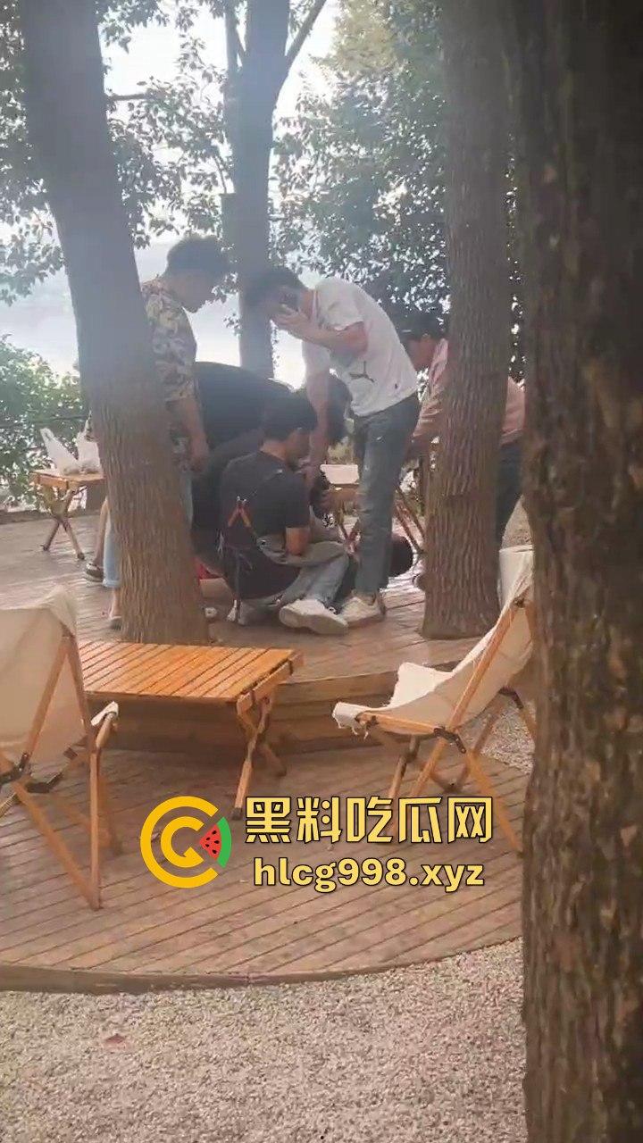 武汉狂躁男东湖发疯,打黑衣男打成筛子,女生鞋子手机丢湖里,差点逼得她跳水自尽!-11