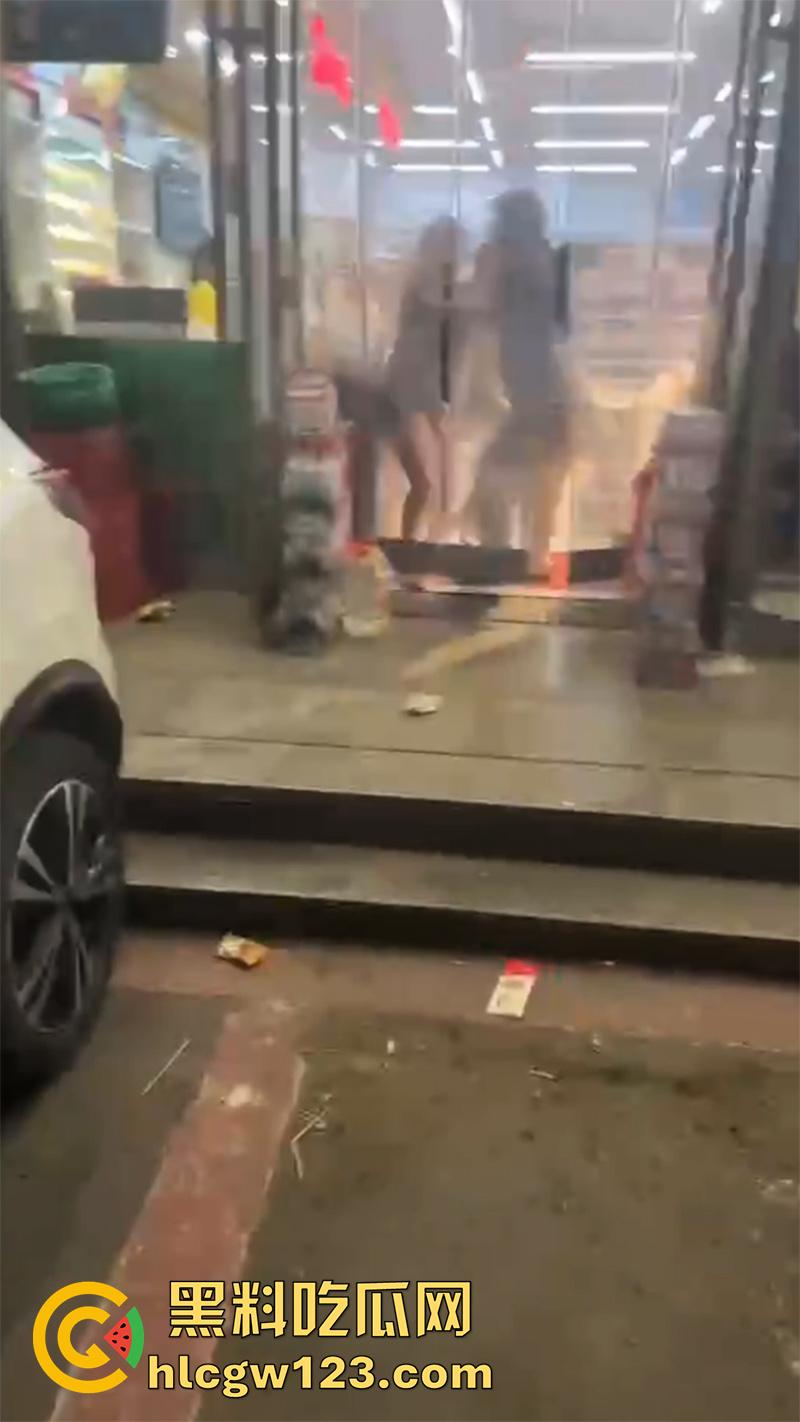 吉林长春精神小妹打架现场，一群社会青年围殴闺蜜，纹身小伙一旁录像加油，年纪轻轻不学好啊！