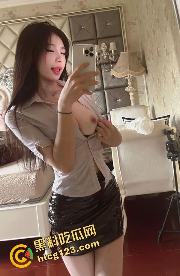 颜值爆表的小母狗被学长无情调教！跪着等吃大鸡巴，还被关在笼子里皮鞭猛抽蜜臀，欠收拾的纯种狐狸精！