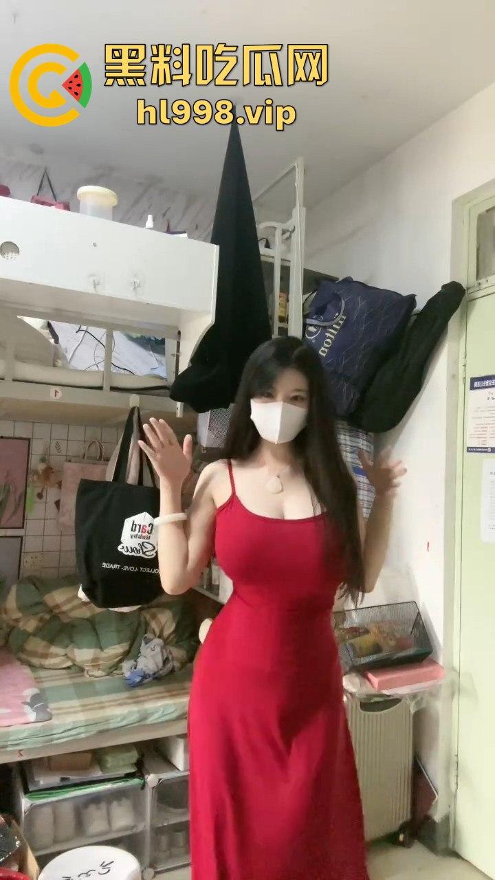 抖音网红【乔乔子】眼镜巨乳御姐玩擦边！大哥刷火箭就给看半露奶子，凭胸前凶器捞金无数！