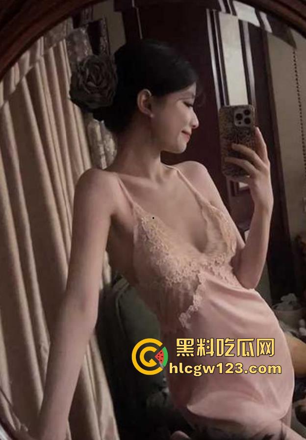 海角乱伦大神 和小嫂子的春天 又出新作！骚货戴肛塞被操双洞齐开 舔屌乳交花式榨精！