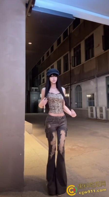 芜湖职业技术学院校花【陈雅萱】，清纯甜美学妹下海自慰，修长美腿JK黑丝自慰，被炮机操得高潮迭起娇喘连连 ！