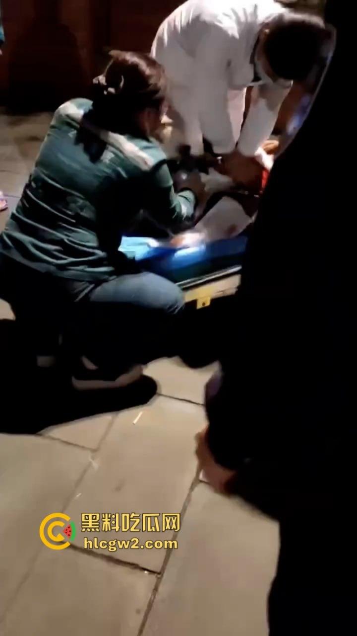 血腥慎入!四川自贡富顺县多名精神小伙当街聚众斗殴 致一人归西一人ICU  真实现场曝光