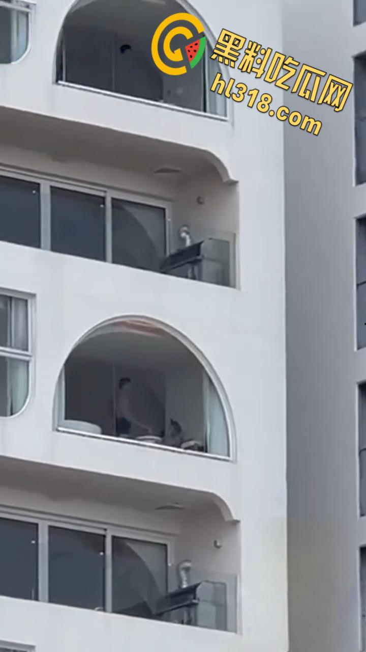 有钱人真会玩，打炮都不拉窗帘的，白嫩身材趴在玻璃后入，双月湾的风景真不错啊 ！