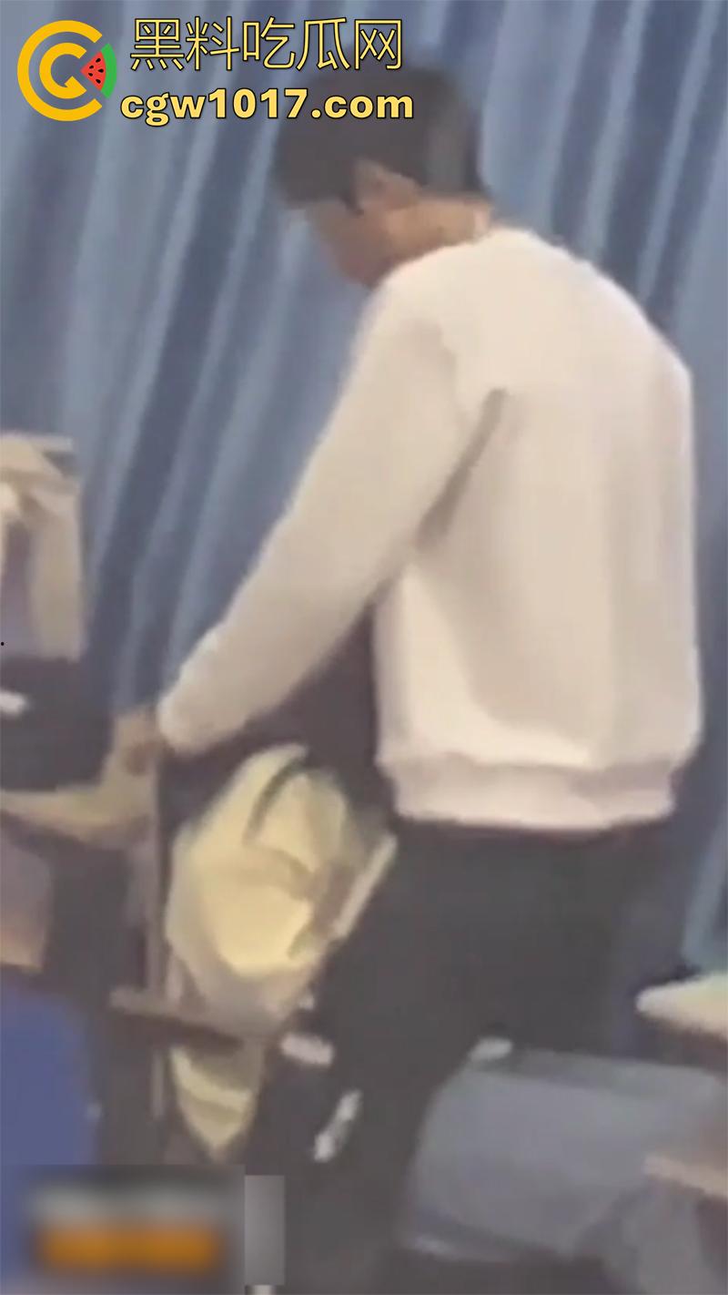 包头师范学院，瓜友偷拍情侣教室偷情，站起来疯狂插嘴，最后直接爆射吞精，现在的小情侣玩的真刺激！-4