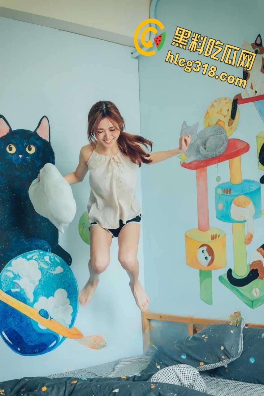 清纯模特下海变骚猫，抽插娇喘淫水乱流，深情口交眼神拉丝，细腰翘臀被操翻 ！