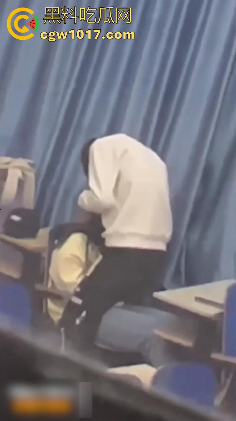 包头师范学院，瓜友偷拍情侣教室偷情，站起来疯狂插嘴，最后直接爆射吞精，现在的小情侣玩的真刺激！-5