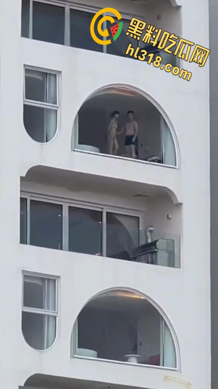 有钱人真会玩，打炮都不拉窗帘的，白嫩身材趴在玻璃后入，双月湾的风景真不错啊 ！-3