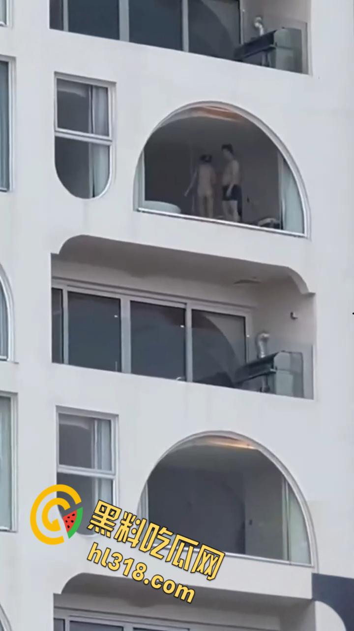 有钱人真会玩，打炮都不拉窗帘的，白嫩身材趴在玻璃后入，双月湾的风景真不错啊 ！-4