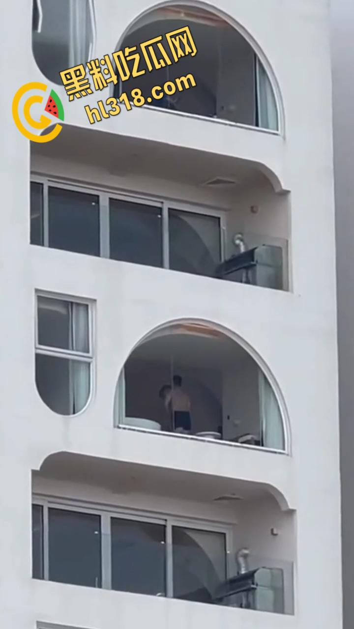 有钱人真会玩，打炮都不拉窗帘的，白嫩身材趴在玻璃后入，双月湾的风景真不错啊 ！-6