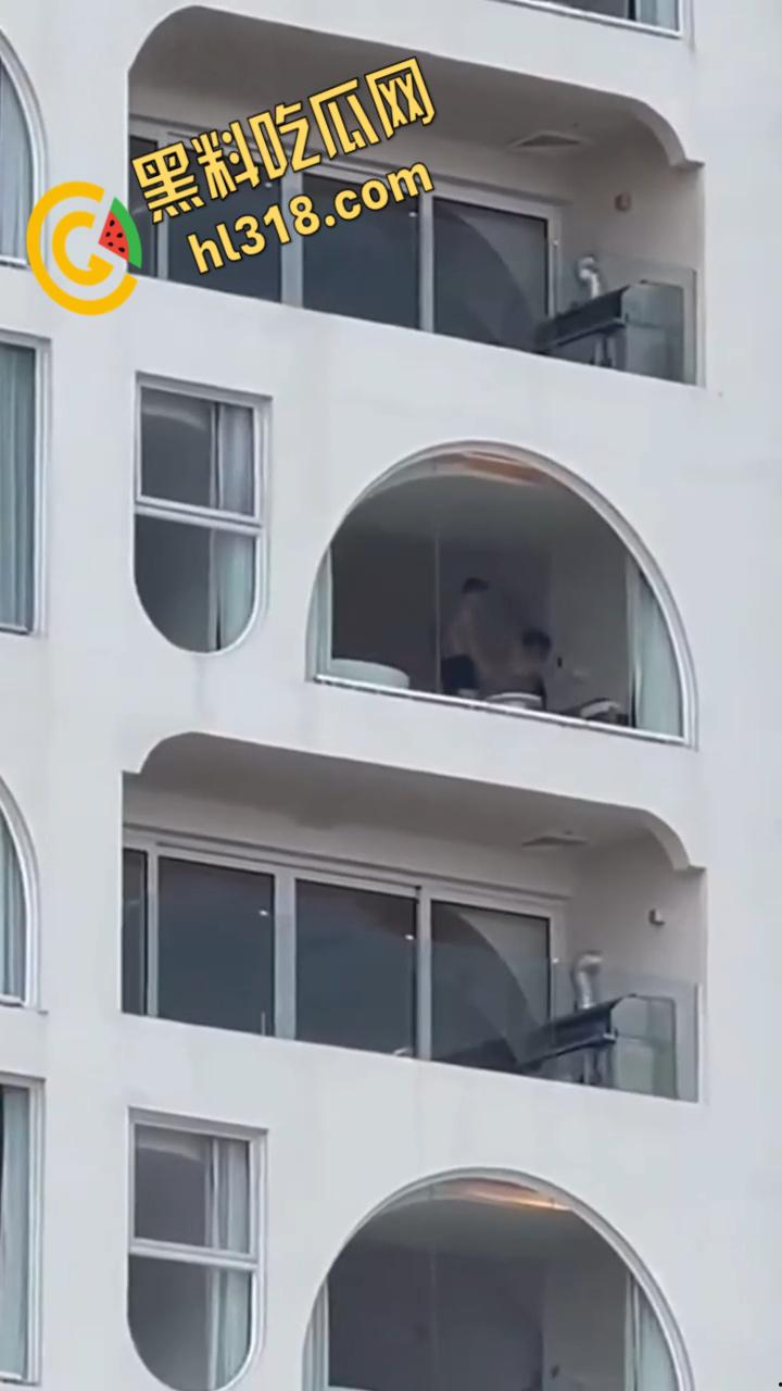 有钱人真会玩，打炮都不拉窗帘的，白嫩身材趴在玻璃后入，双月湾的风景真不错啊 ！-7