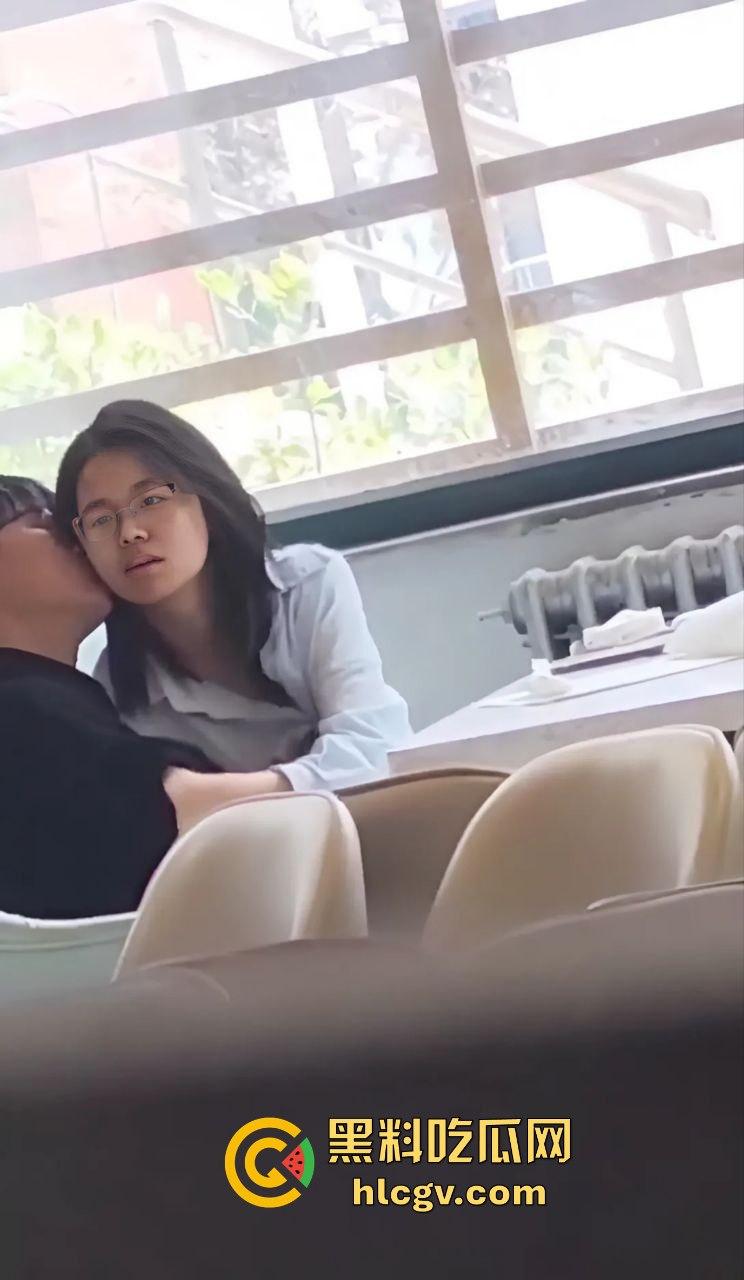 郑州轻工业大学猛料!图书馆里学生妹公然给男友打飞机,偷情现场被偷拍流出!-6