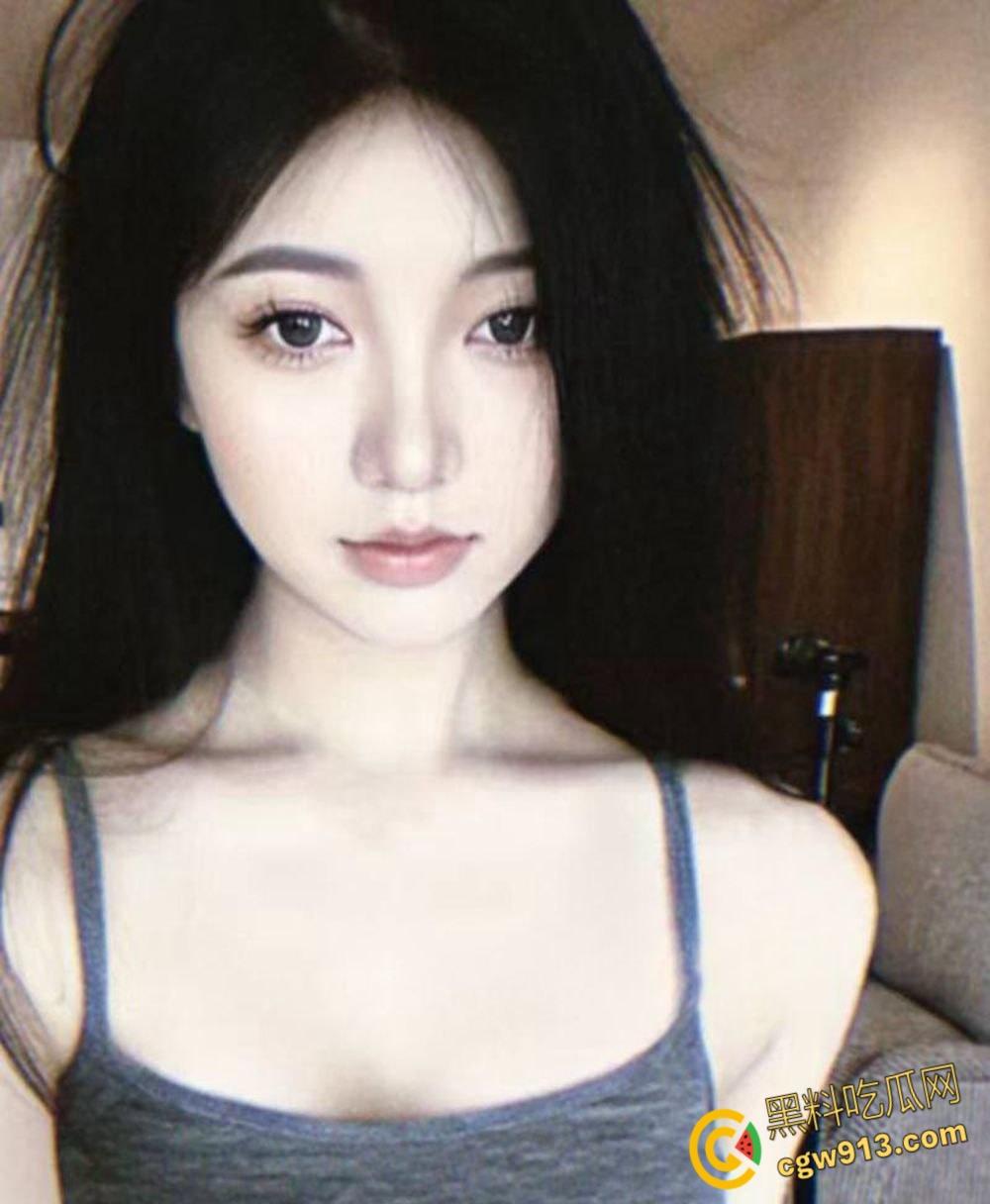 湖南师范学院高冷校花【李欣】，带眼镜舔弄大屌，金主肉屌滑出阴道，娇媚浪叫求继续，终被内射 ！