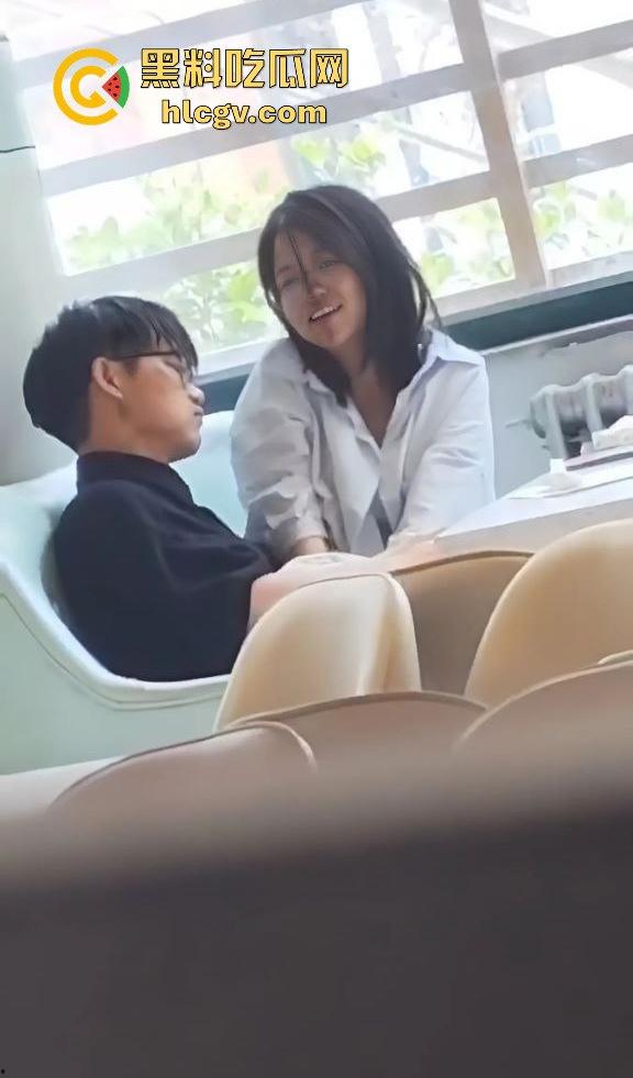 郑州轻工业大学猛料!图书馆里学生妹公然给男友打飞机,偷情现场被偷拍流出!-9