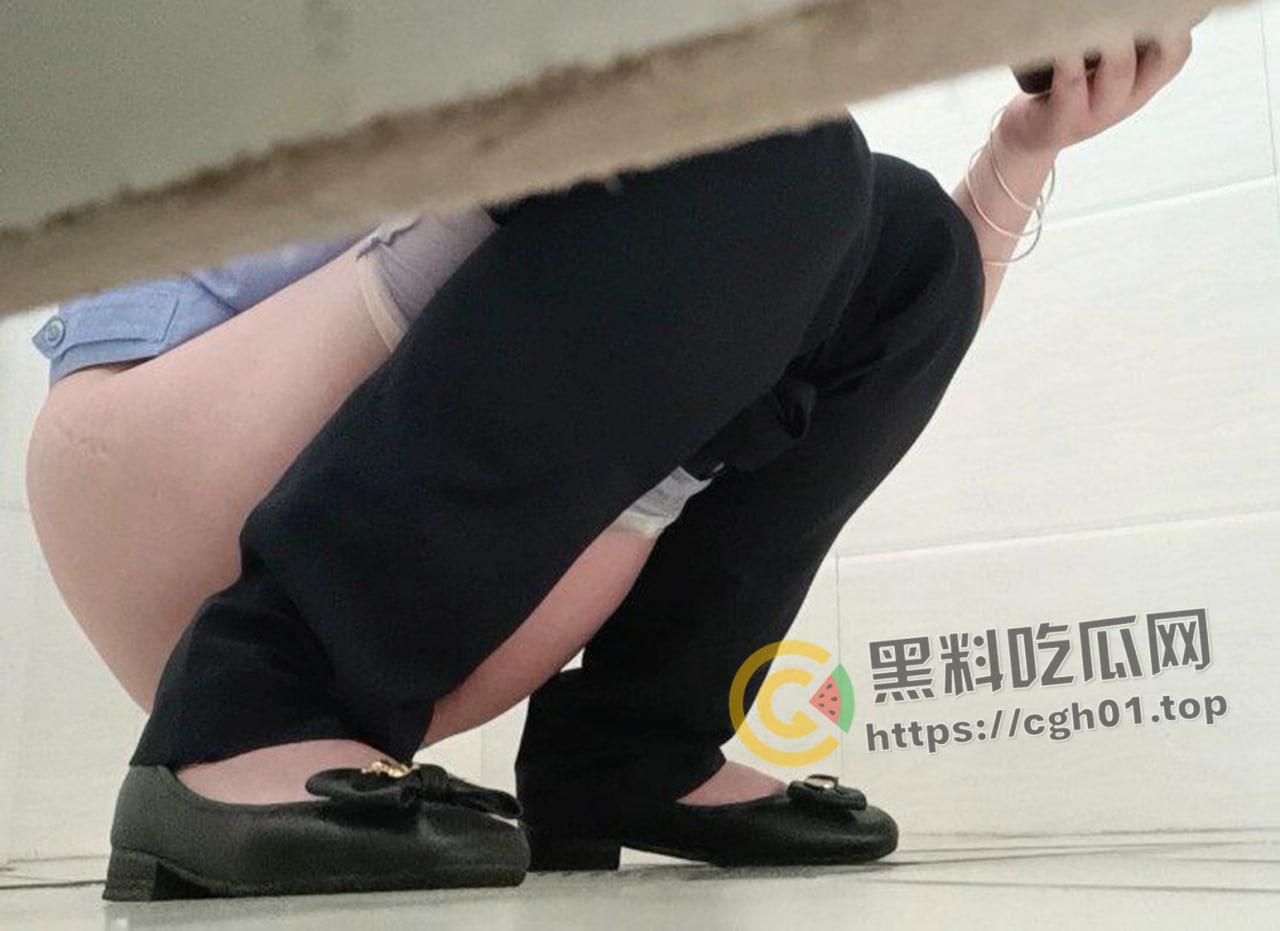 真勇士！警察局女厕所偷拍 白嫩警花的大屁股 明知山有虎 偏向虎山行-6