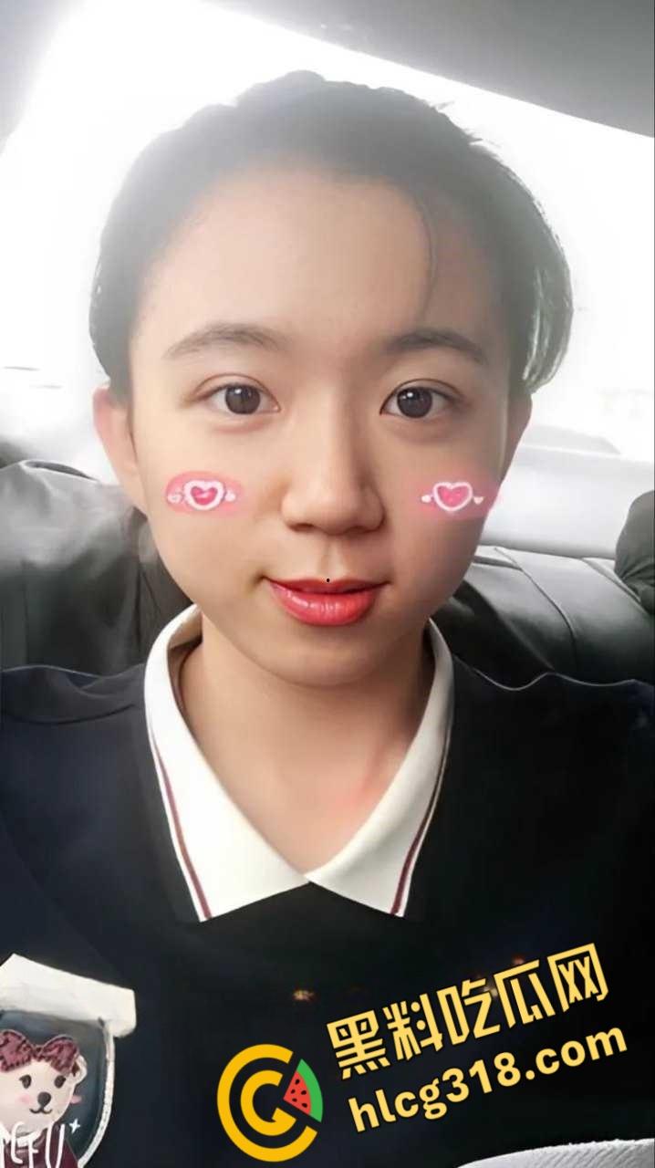 青岛反差女大学生【谭晓怡】，游戏开黑好队友，操逼都不忘王者荣耀语音开黑，还捂住自己嘴巴不发出娇喘声 ！