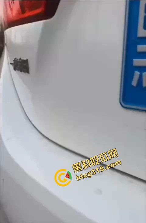 哥们透过玻璃偷拍车震,妹子嫩得像刚成年,结果让个死样男操了,哥们近距离偷拍画面曝光!-5