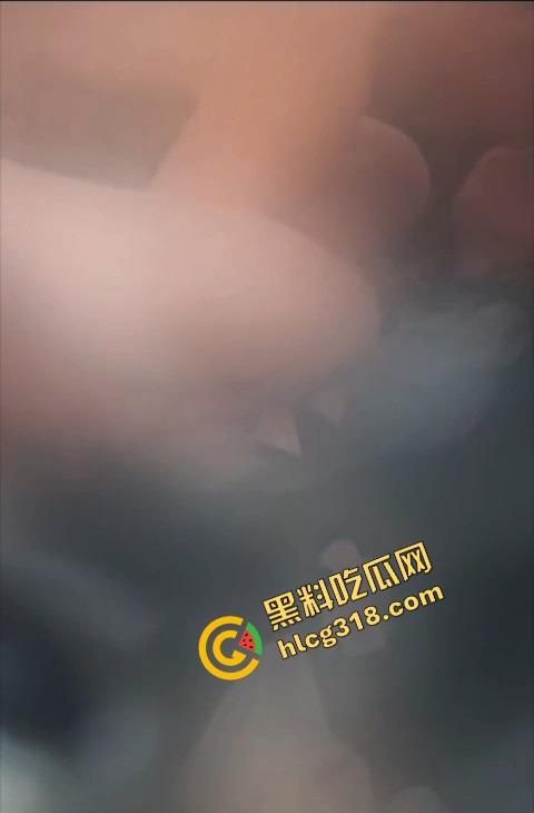 哥们透过玻璃偷拍车震,妹子嫩得像刚成年,结果让个死样男操了,哥们近距离偷拍画面曝光!-7