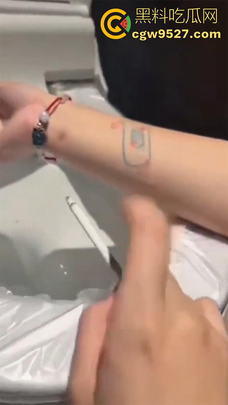 全网疯传马桶割腕女孩，真实自杀鸡皮疙瘩都起来了，脂肪层都割开了，还扒拉了一下，太重口了！