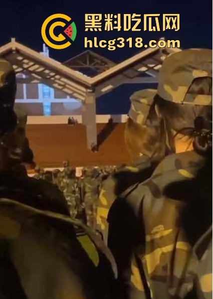 成都艺术学院大三情侣操场做爱,当着大一新生军训的面前大胆骑乘,新生感慨这是大学自由的气息-2