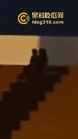 成都艺术学院大三情侣操场做爱,当着大一新生军训的面前大胆骑乘,新生感慨这是大学自由的气息-5