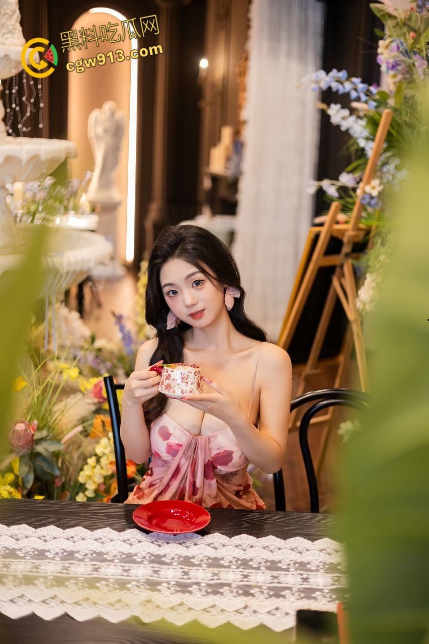 抖音网红【小熊软糖】,高颜值御姐下海黄播,全裸露脸掰逼自嗨,巨乳乳沟诱人无比,揉奶裸舞诱惑力拉满!-2