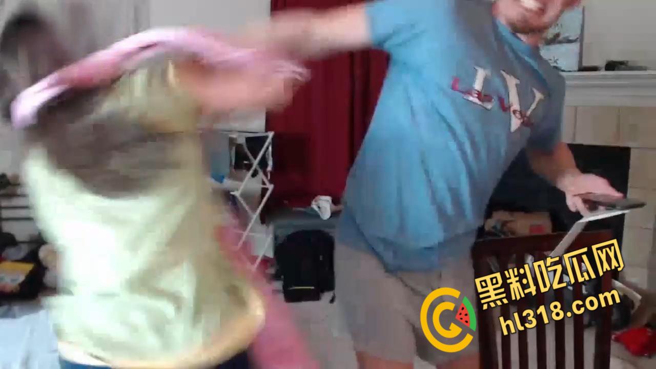 英国女主播打老公耳光,结果被老公反手几个大比兜,打到满脸是血嗷嗷大哭-3