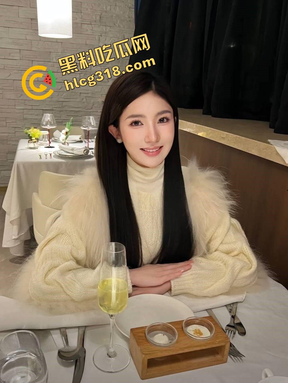 南昌绿帽男带老婆被体校猛男操成狗，酒店三P单男把屁股当桩基猛撞，老婆屁眼都快操肿老公旁边嗑瓜子！