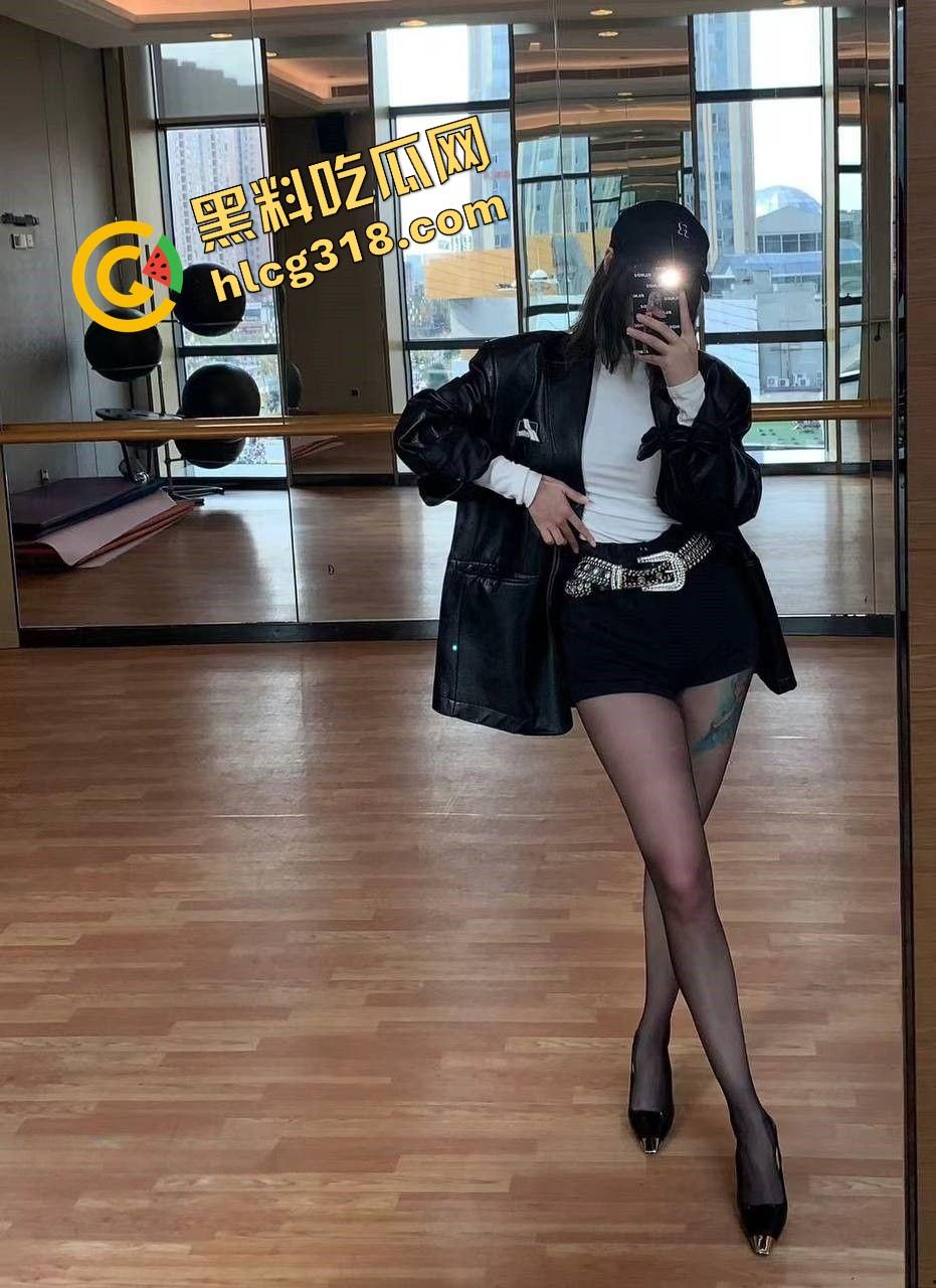 南昌绿帽男带老婆被体校猛男操成狗,酒店三P单男把屁股当桩基猛撞,老婆屁眼都快操肿老公旁边嗑瓜子!-2