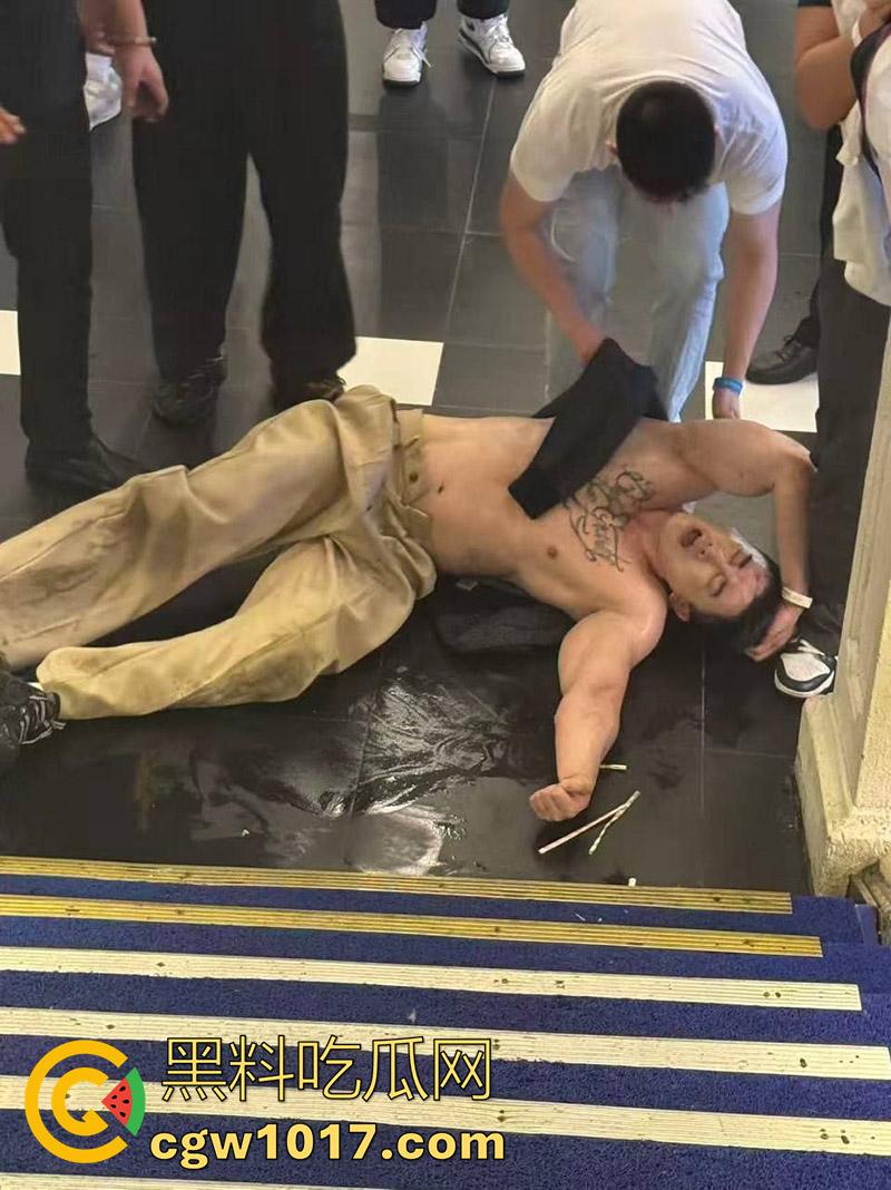 肌肉男【埃里克斯】酒精中毒，当场晕厥摔伤，竟被人拍下造谣，事实已经澄清，酒吧出面解释谣言！-7