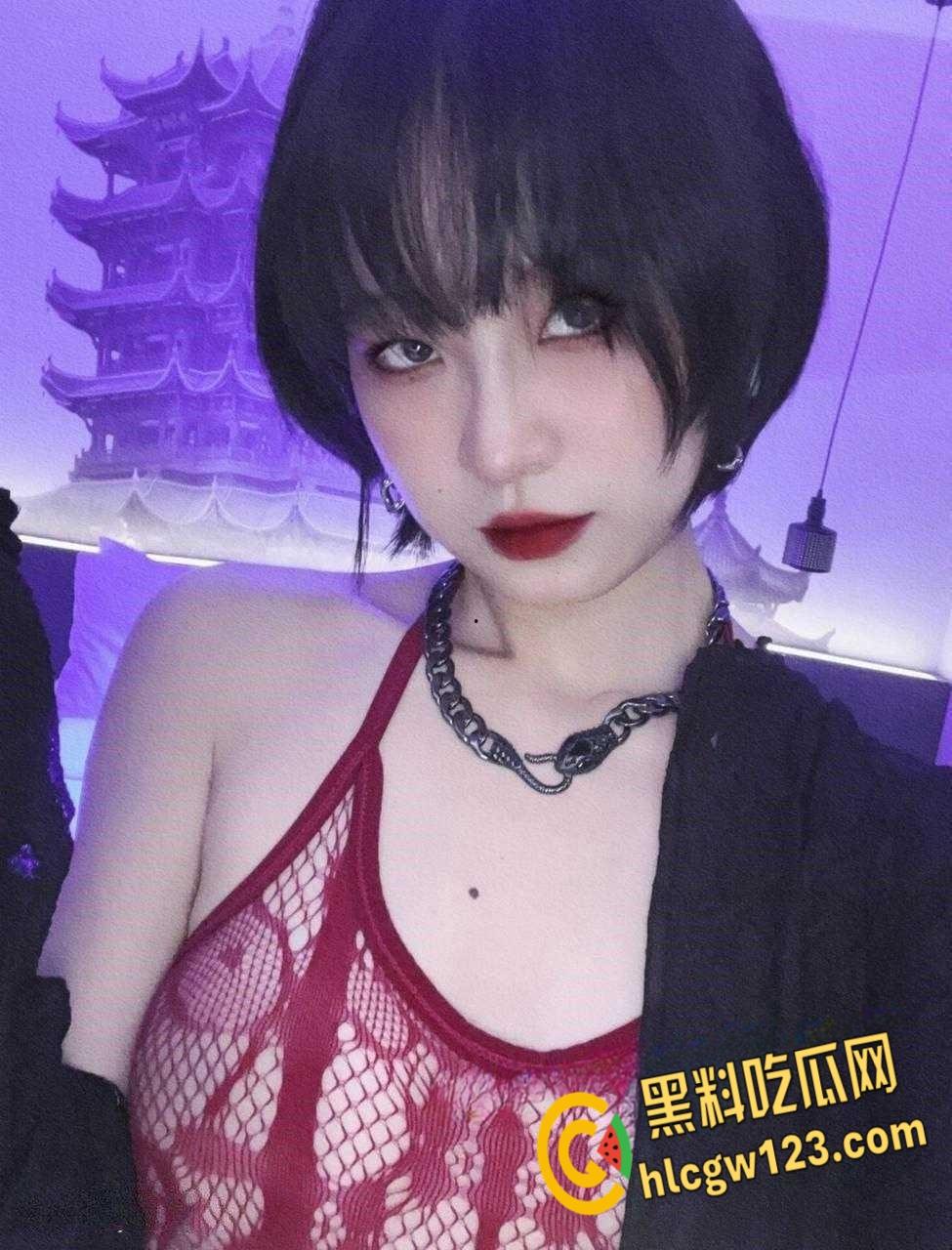 武汉政法大学学生妹【周芸芸】,大学期间与视频被男友出卖,酒店开房破处叫声真大 !-2