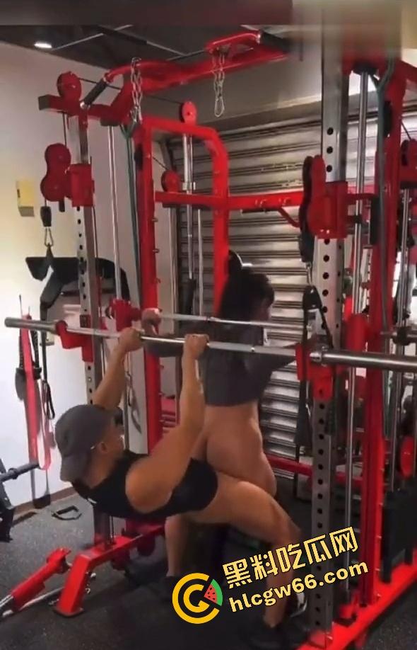 健身房不是练身体,是练耐操,朋友圈健身打卡,背地里健身教练大屌撑开骚穴,骚货汗没干骚水先流!-13