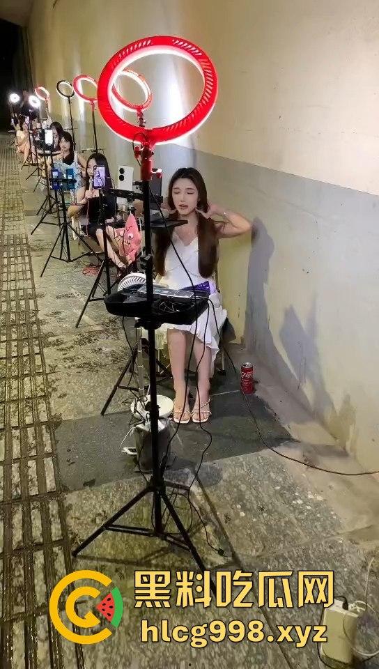 山西网红一条街!南州大桥下全是网红乞丐,美女挤满400多人,乞讨都成产业了!-4