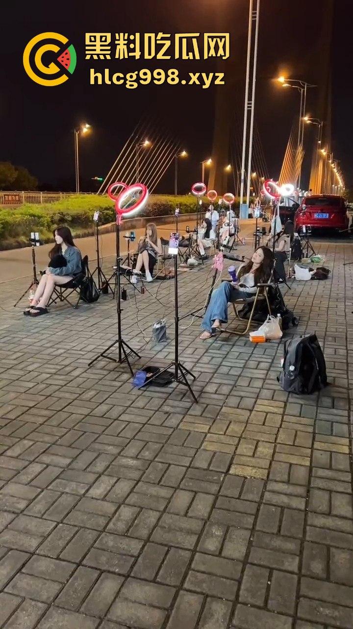 山西网红一条街!南州大桥下全是网红乞丐,美女挤满400多人,乞讨都成产业了!-5