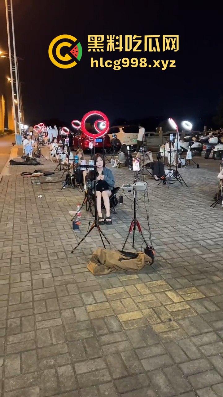 山西网红一条街!南州大桥下全是网红乞丐,美女挤满400多人,乞讨都成产业了!-8