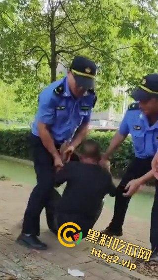 武汉城管打人?官方回应:不好意思,城管是冒充的!-7