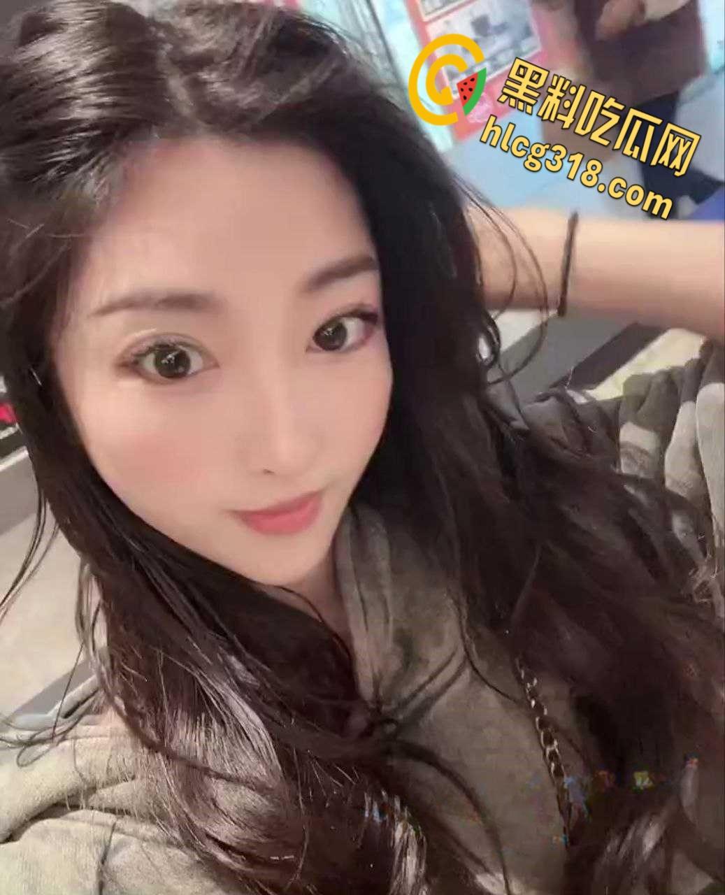 台湾ins博主【尼腻】在车上玩露出,被司机拍照拿来威胁女主,看到司机大屌后立马同意!-3