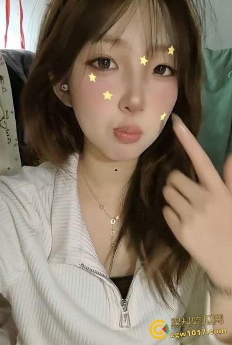 湖北大学高颜值眼镜妹【陈敏华】，与男友自拍做爱视频，深喉口交骑乘榨精，清纯少女床上淫荡至极！