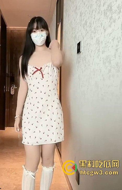 推特福利姬极品萝莉学生妹【啵啵兔】纯欲反差大揭秘，户外露出、道具自慰性感裸舞全能骚货！