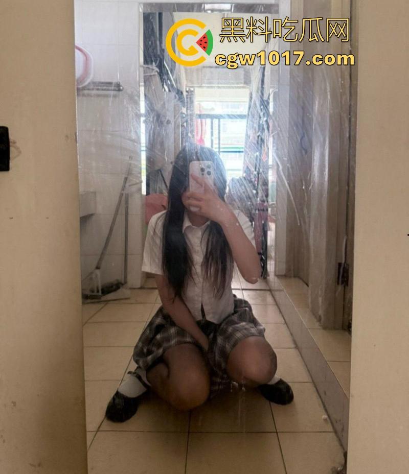 你的异地女友反差的一面！在你面前很慢热，在金主面前各种露逼诱惑，掀衣漏乳裙下春光乍现，白虎蜜穴湿漉漉！