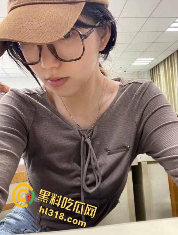 健身小伙约炮极品校花，高质量嫩妹大片，白皙美乳护士装，厌世脸露脸足交，各种姿势爆操骚逼  !