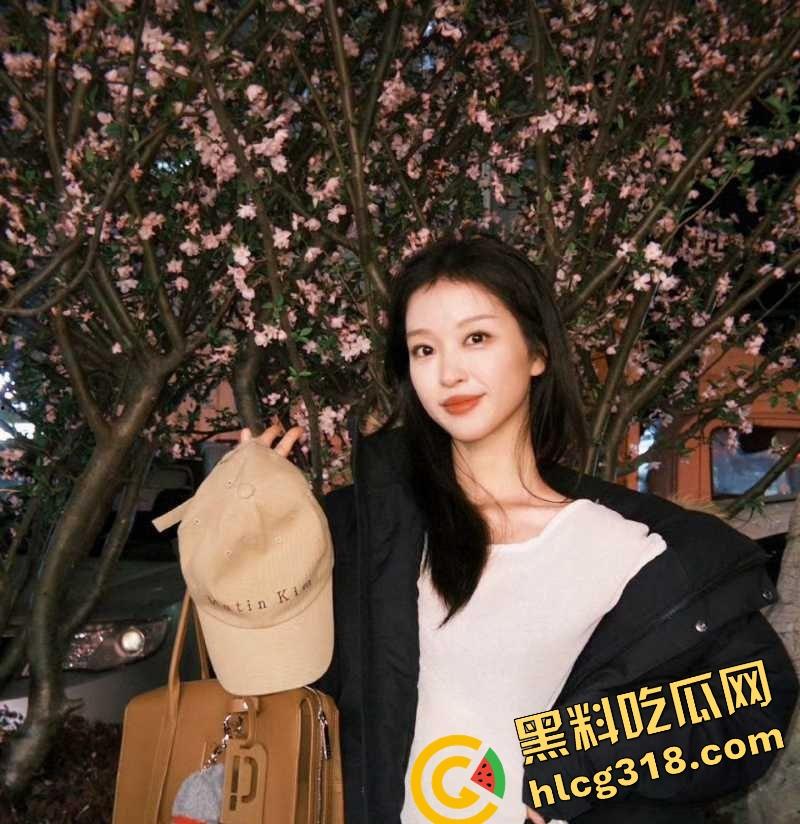 短剧女演员『腾泽文』聊天记录被爆出秒删,剧组夫妻戏玩到现实早期潜规则视频被扒出,微博热搜疯狂控评!-8