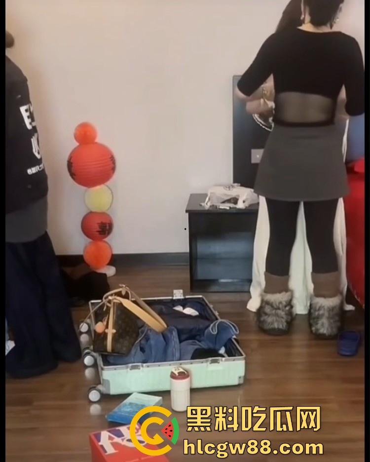 抖音七月化妆师Coco 给高颜值美女新娘化妆直播 展示精美妆容和婚纱 结果竟直播露点走光!-7